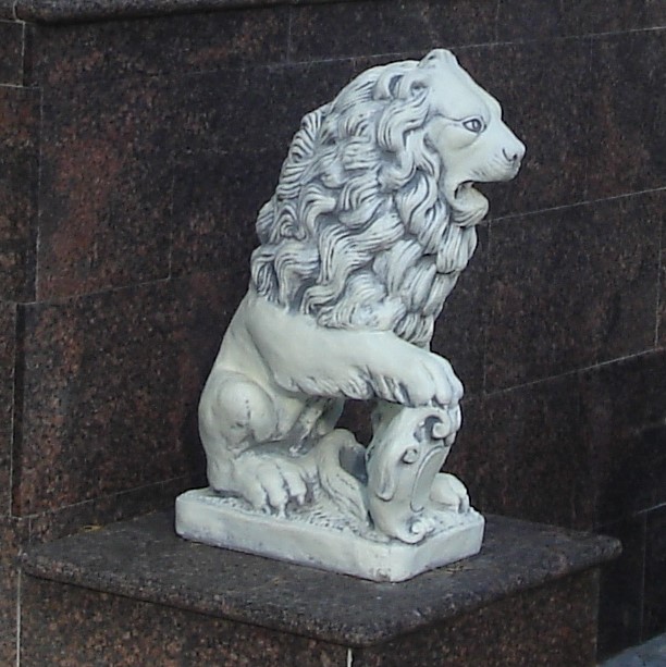 Скульптура лев из бетона С-120